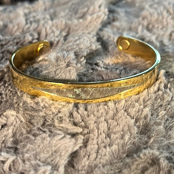 Two Tone Gold and Silver Men’s/Women’s Magnetic Cuff Bracelet - Picture 1 of 5